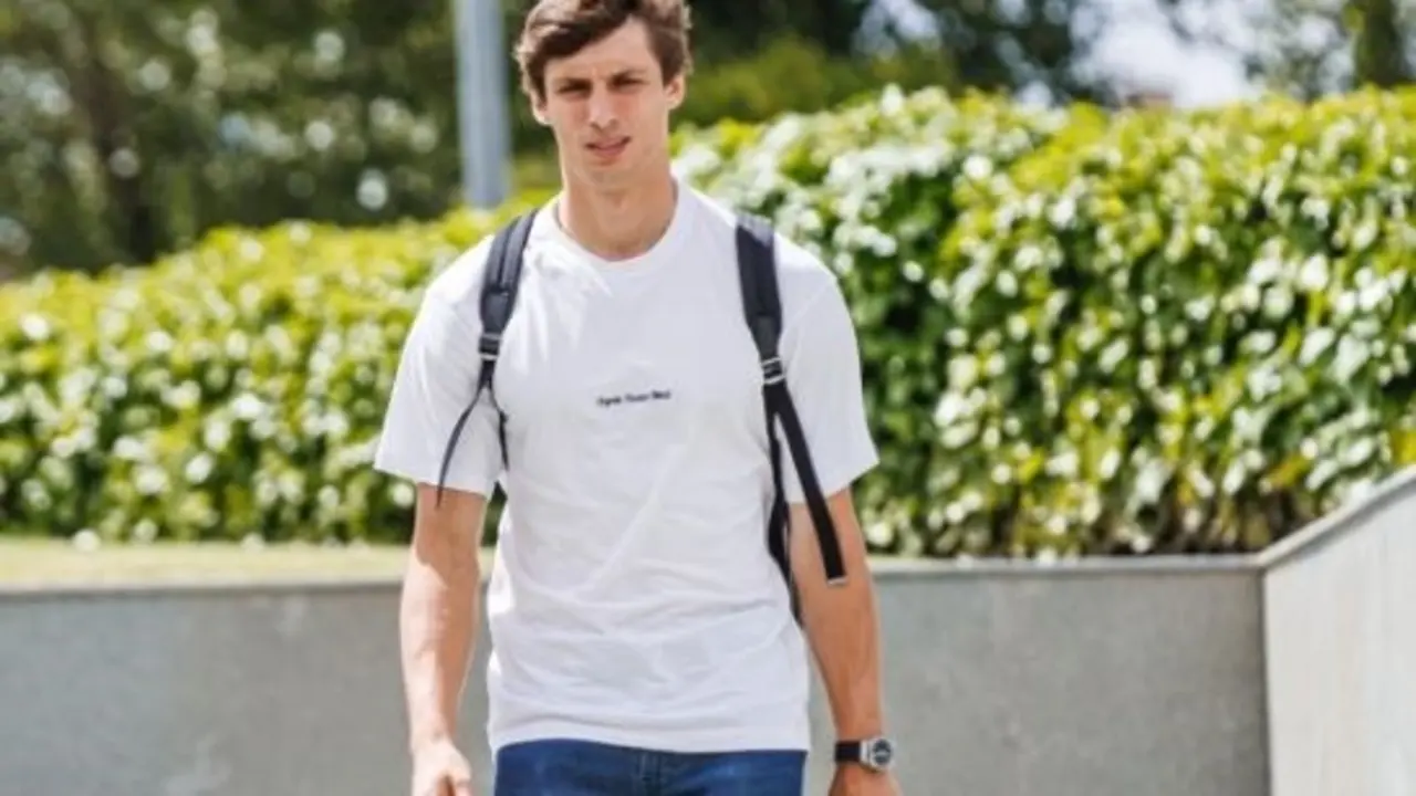 El defensa central Robin Le Normand acude a la concentraci&oacute;n de la selecci&oacute;n espa&ntilde;ola. / RFEF
