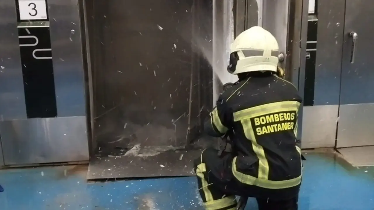 Los bomberos controlando el incendio con un extintor. / BS