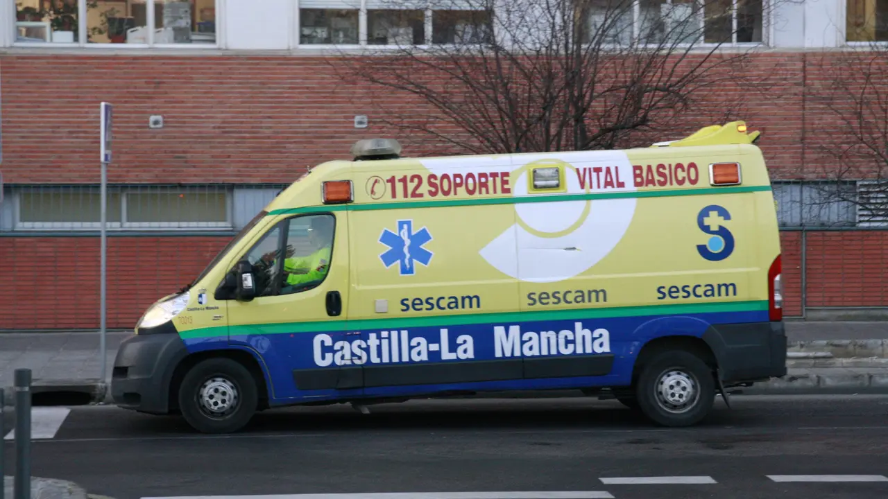 Una ambulancia junto al Hospital Virgen de la salud, en Toledo. / EP