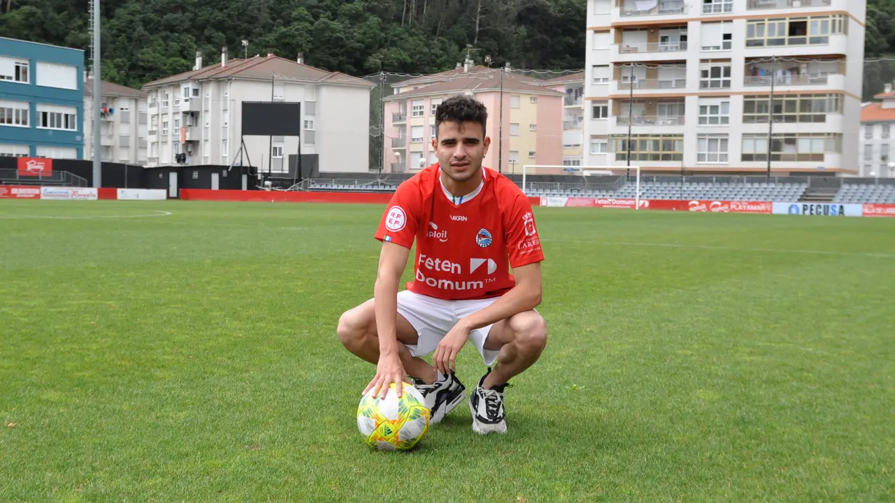 H&eacute;ctor Tirado posa con la camiseta del Laredo. / CDL