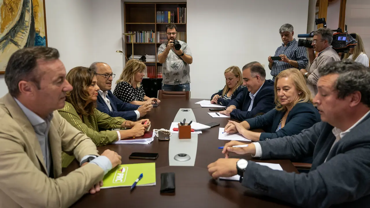 Miembros del PP y el PRC durante su encuentro este martes en el que han llegado a un principio de acuerdo para investir presidenta de Cantabria a la candidata popular Mar&iacute;a Jos&eacute; Sa&eacute;nz de Buruaga al frente de un gobierno en solitario, sin Vox en el Ejecutivo. EFE/ Rom&aacute;n G. Aguilera