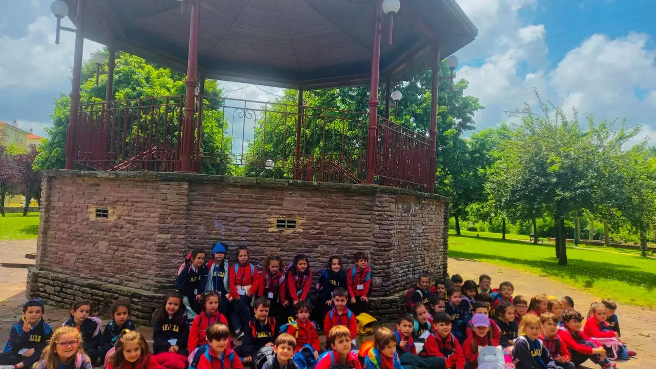 Ni&ntilde;os de La Salle por la Viesca en Torrelavega. / ARCHIVO