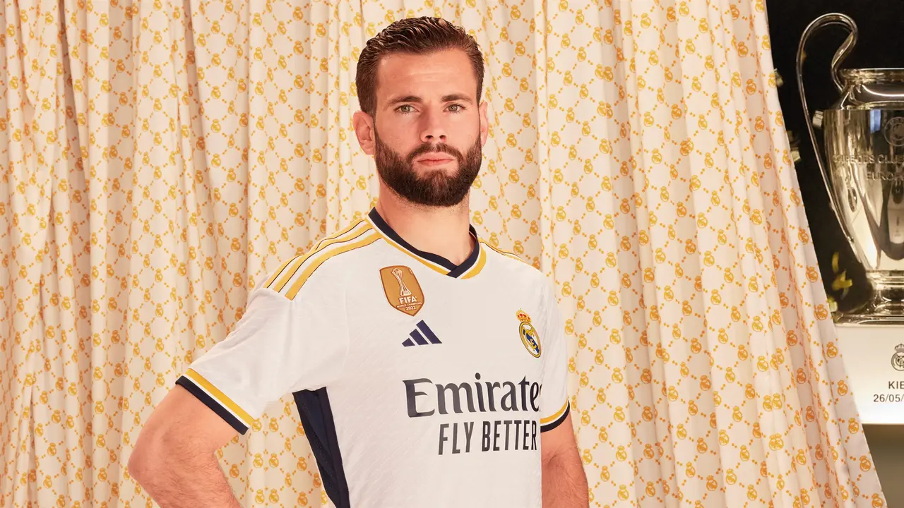 El jugador del Real Madrid Nacho Fern&aacute;ndez posa con la camiseta para la temporada 2023-2024.