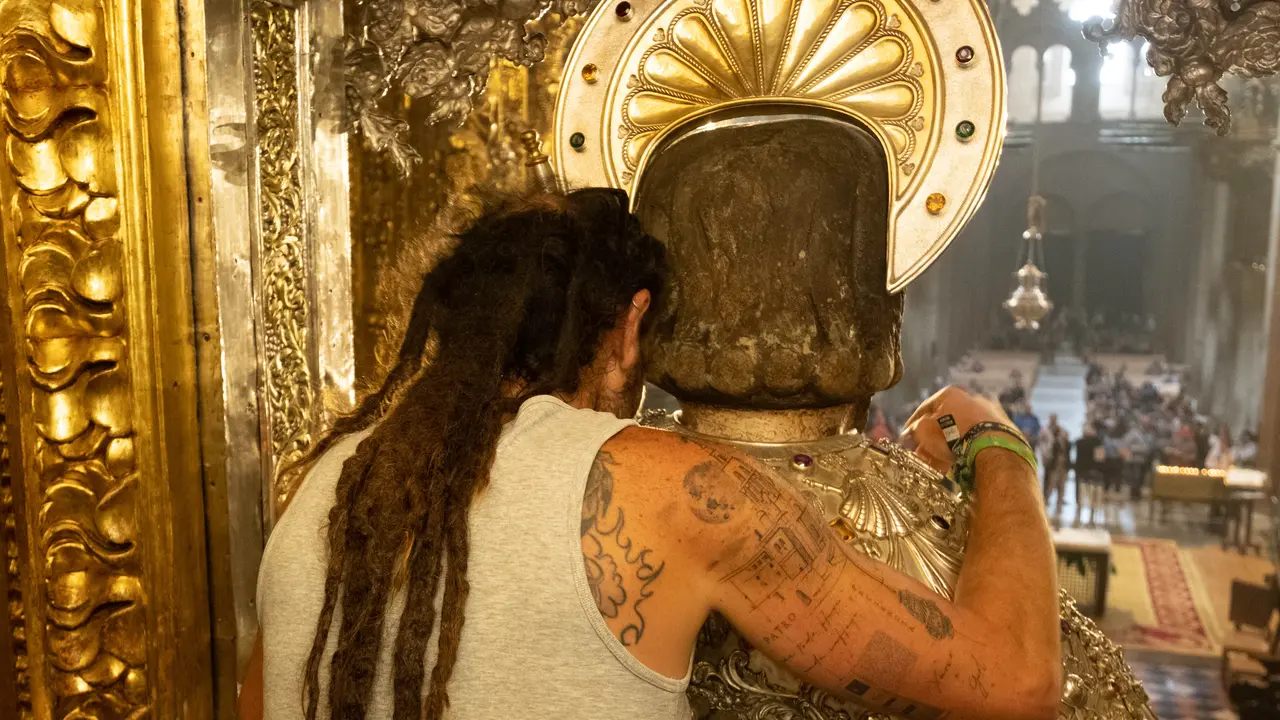 Una persona visita el camar&iacute;n del Ap&oacute;stol Santiago el d&iacute;a que ha sido abierto, en la Catedral de Santiago de Compostela. / C&eacute;sar Arxina