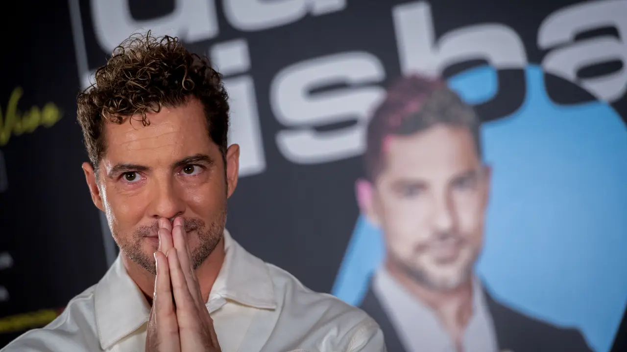 El cantante David Bisbal durante la entrevista concedida en la que habla de los preparativos para otra nueva gira por Espa&ntilde;a y el lanzamiento de nuevas canciones. / Fernando Villar