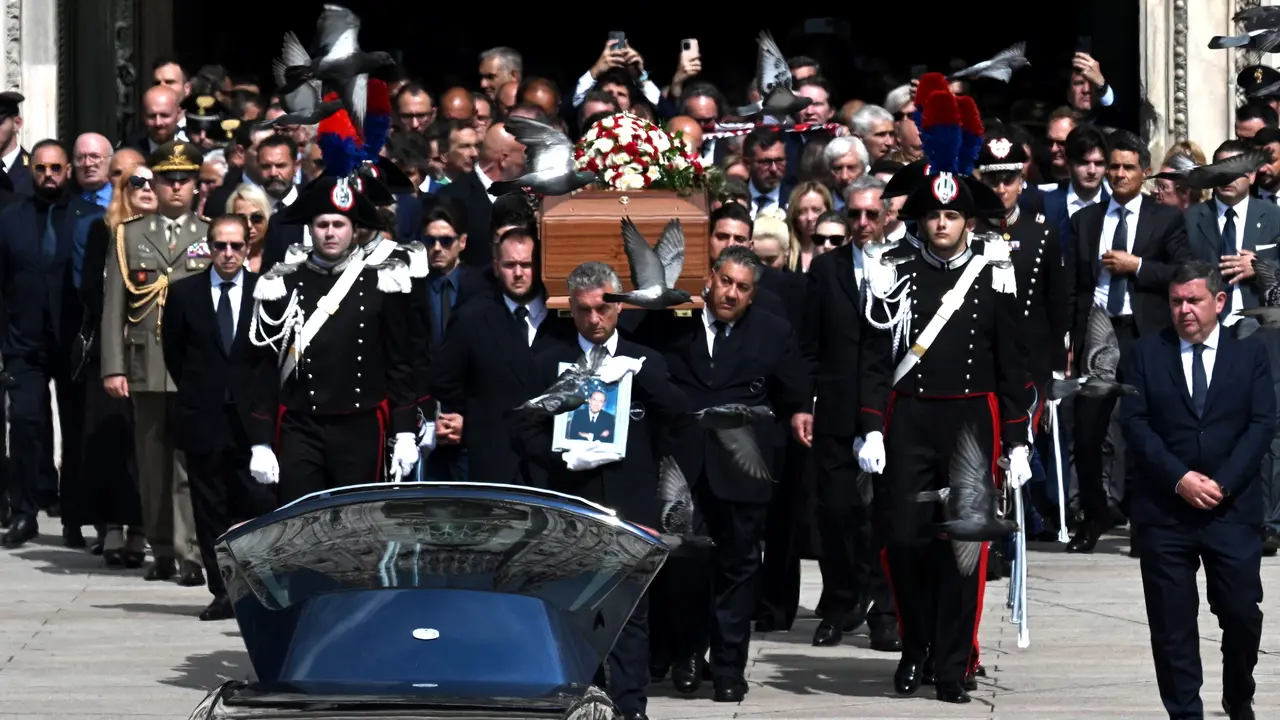 El ata&uacute;d del ex primer ministro italiano y magnate de los medios Silvio Berlusconi sale de la Catedral de Mil&aacute;n (Duomo) al final del funeral de estado. / CIRO FUSCO