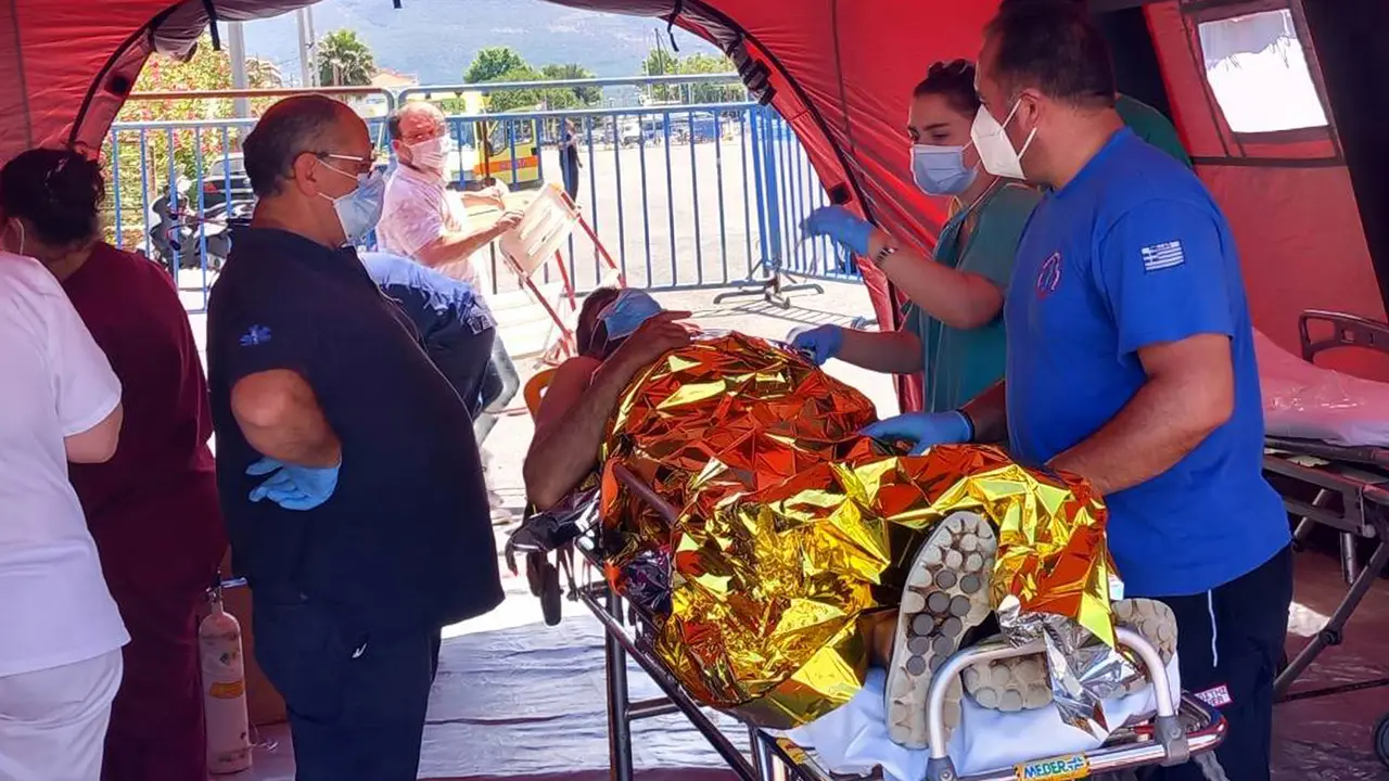 Servicios sanitarios griegos ayudan a los migrantes que viajaban en un barco naufragado en el mar J&oacute;nico. / BOUGIOTIS EVANGELOS