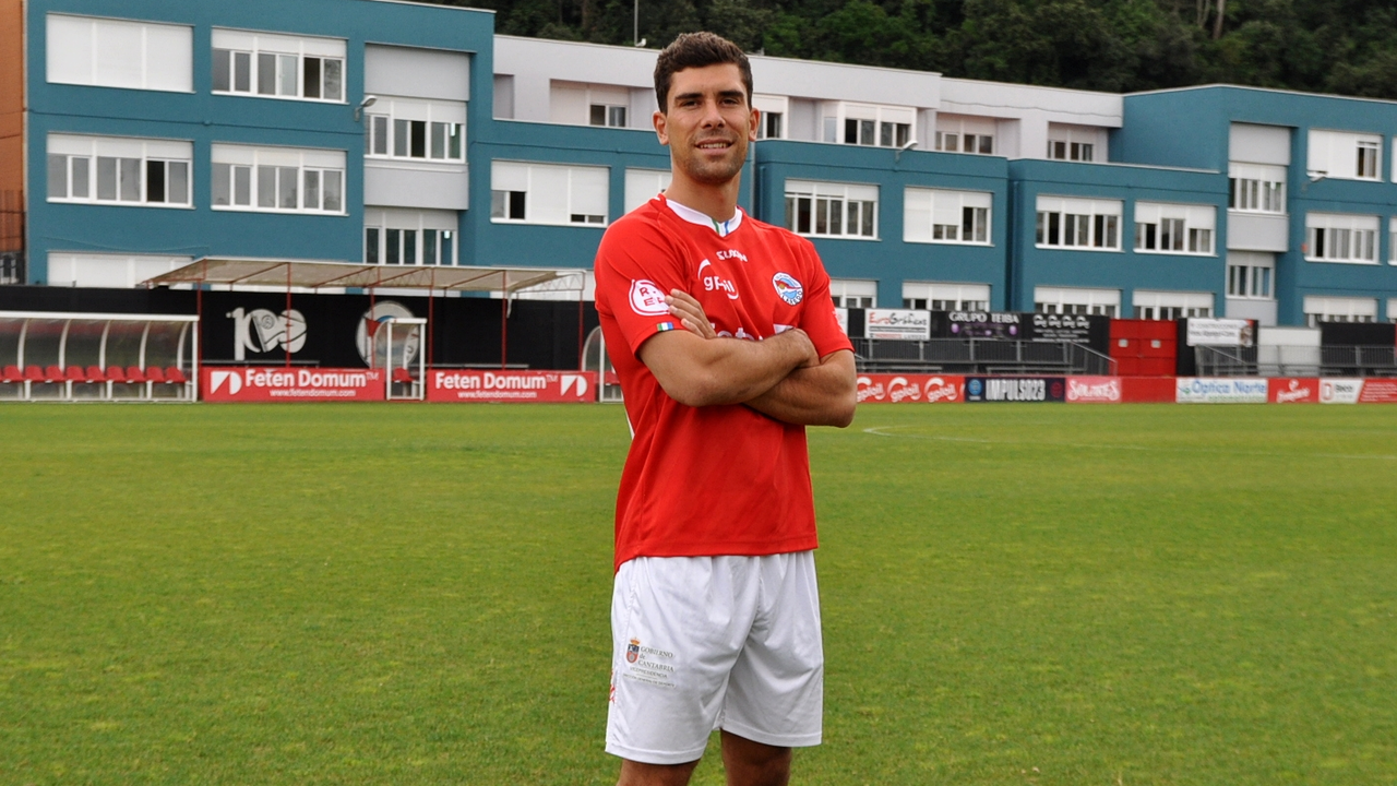 Jorge Call&oacute;n posa con la camiseta de su nuevo equipo. / CDL