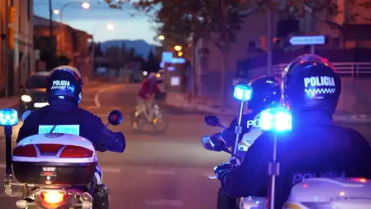 Dos agentes de la Polic&iacute;a Local. / CORT