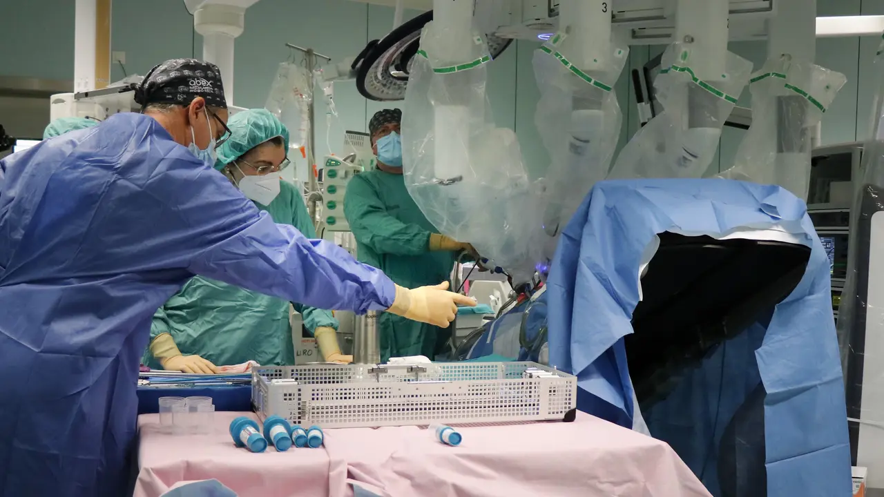 Personal sanitario durante una operaci&oacute;n quir&uacute;rgica. /  GVA