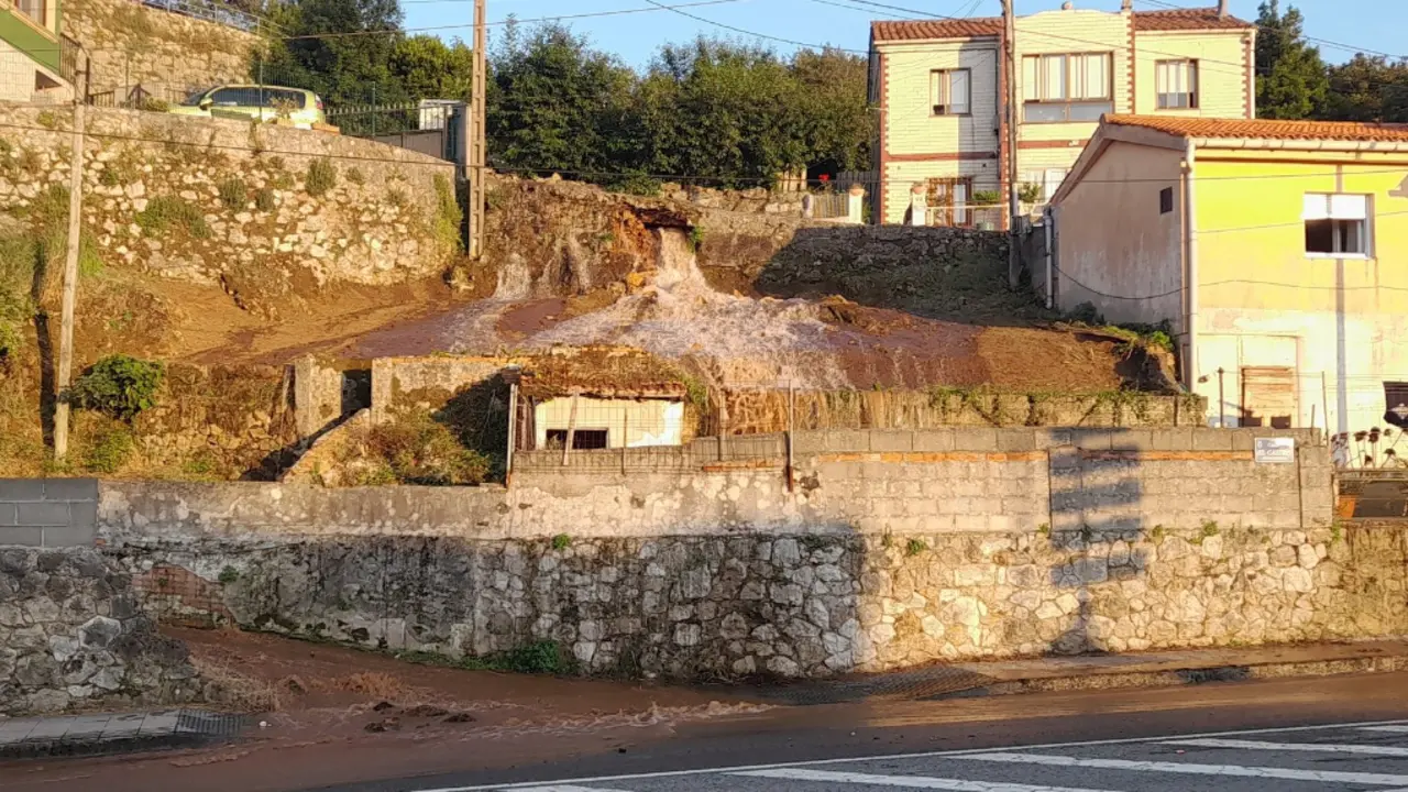 Ocho casas de Pe&ntilde;acastillo no tienen agua desde anoche por la rotura de una tuber&iacute;a. / BMS