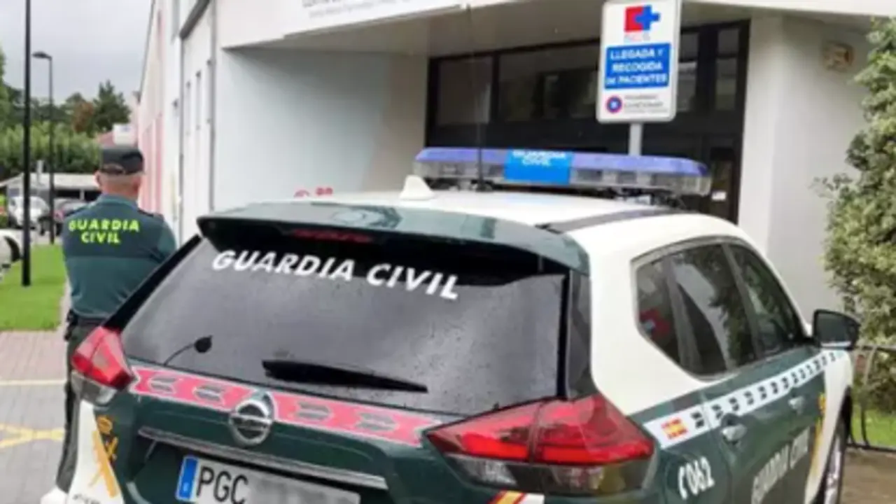 Un agente de la Guardia Civil frente al centro de salud de Los Corrales de Buelna. / GC