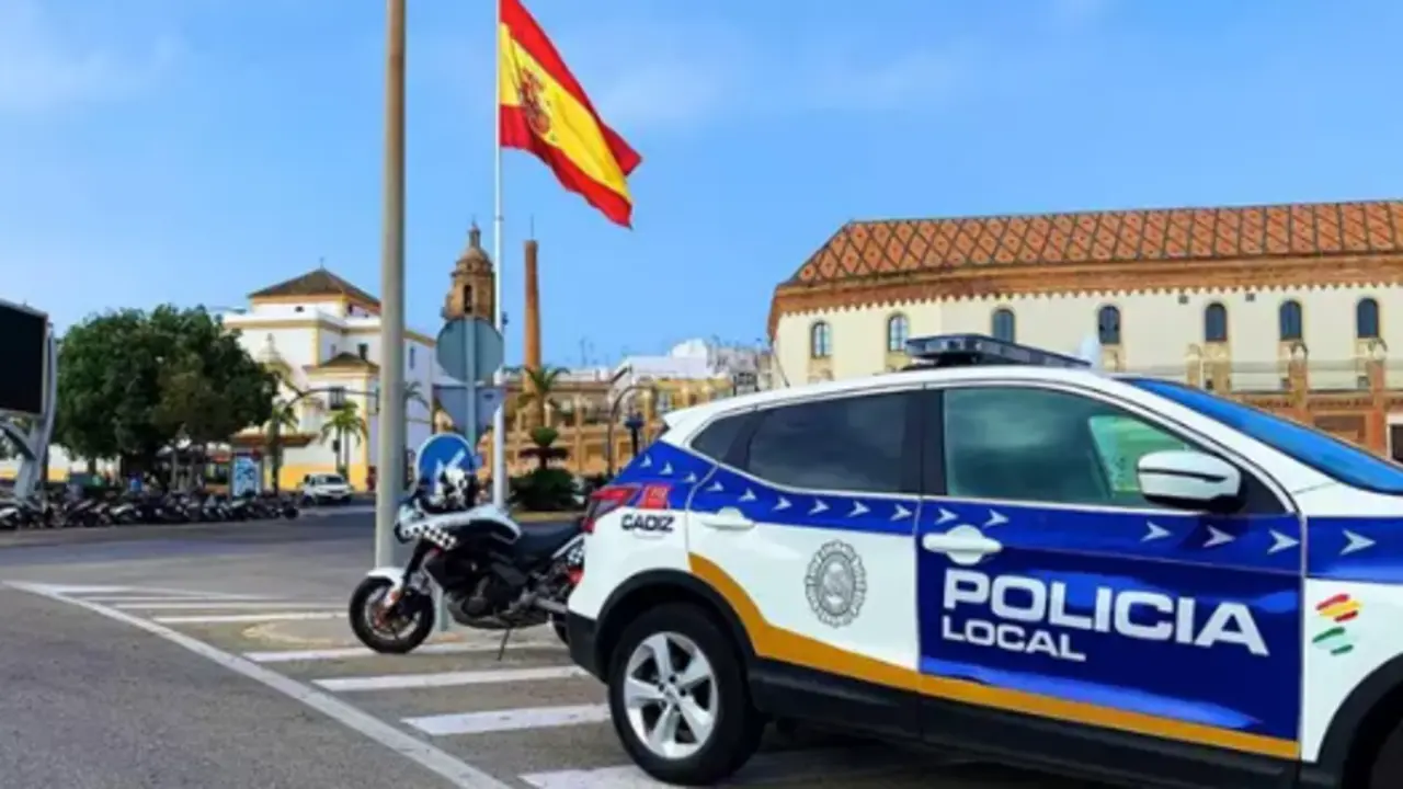 Veh&iacute;culos de la Polic&iacute;a Local de C&aacute;diz. / PLC