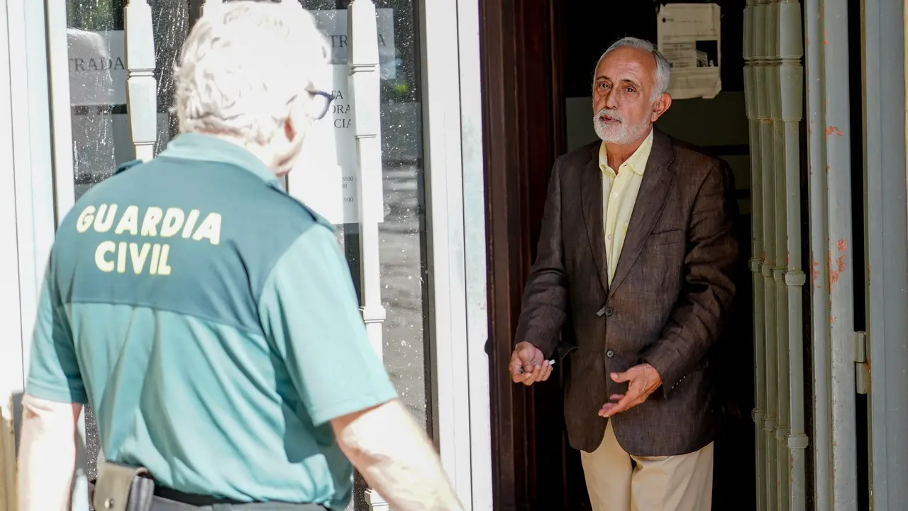 El exdirector t&eacute;cnico de la fundaci&oacute;n (Faffe) Fernando Jos&eacute; Vill&eacute;n Rueda, a la salida de la Audiencia de Sevilla. /  Eduardo Briones