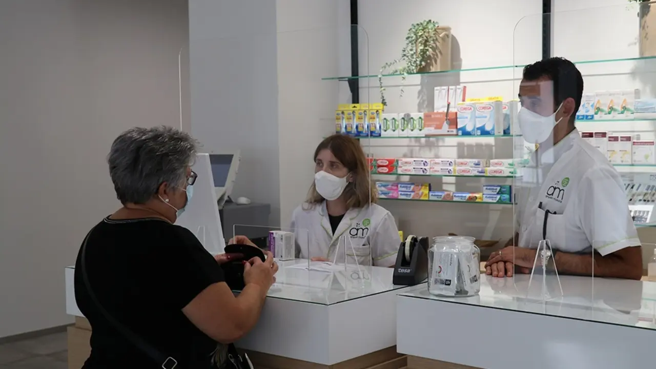 Atenci&oacute;n en una farmacia. / CF