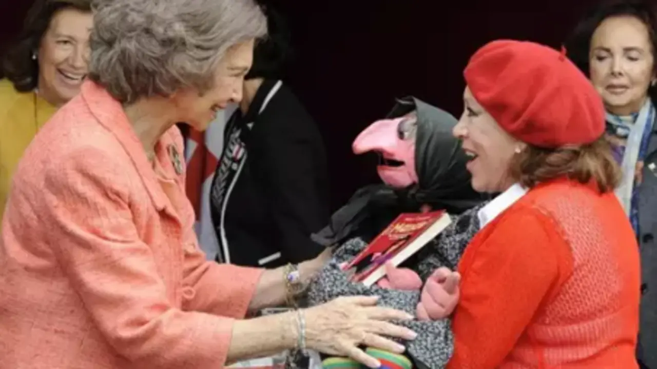 La reina Sof&iacute;a, con la fallecida Mari Carmen y el mu&ntilde;eco de Do&ntilde;a Rogelia. / EP
