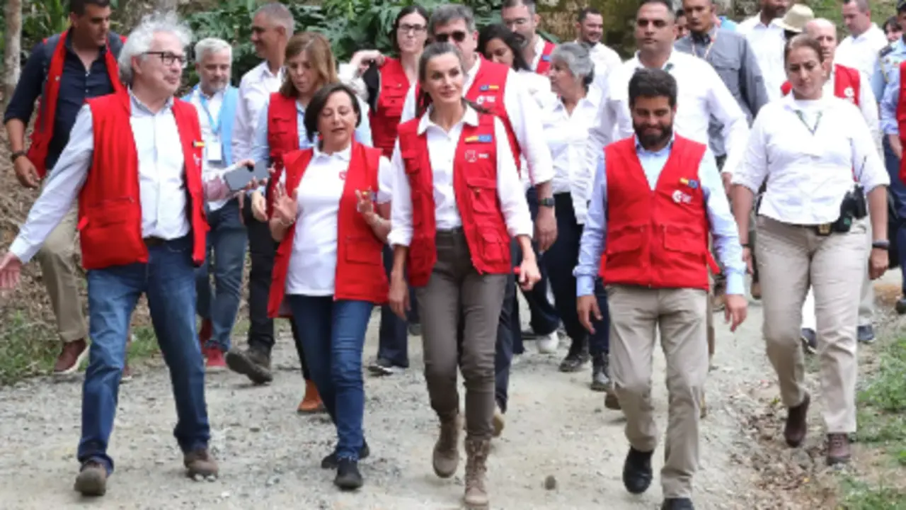 La reina Letizia, en el centro de la imagen, durante su visita a Colombia. / EP