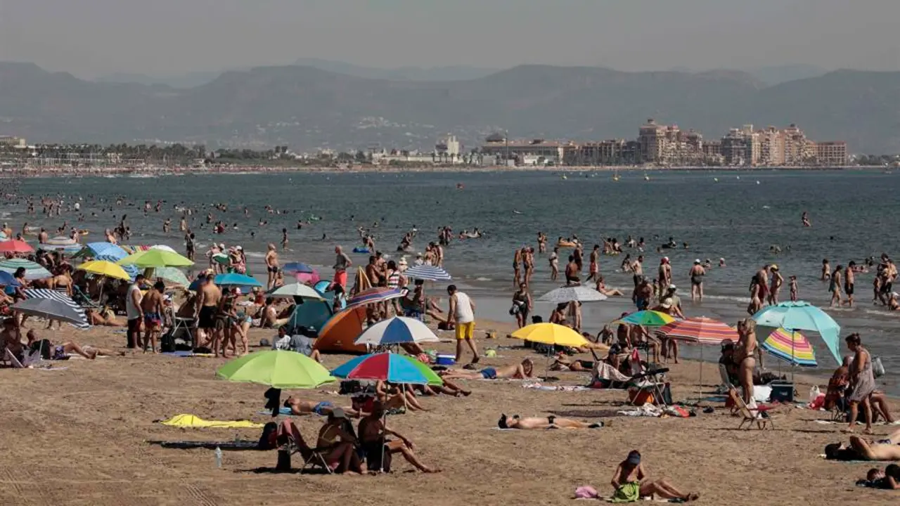 Vista general de la playa de las Arenas de Valencia. EFE / Ana Escobar