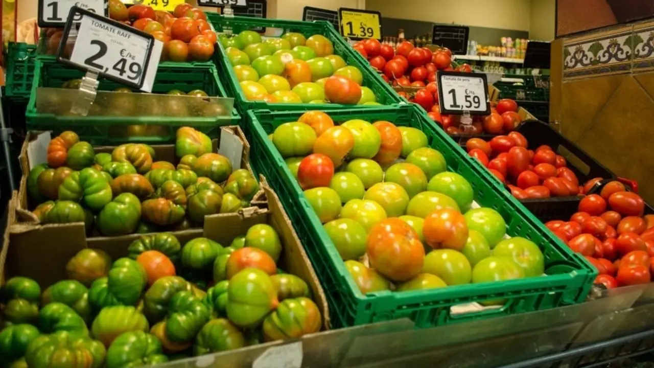 Varios tipos de tomate en un supermercado. EP