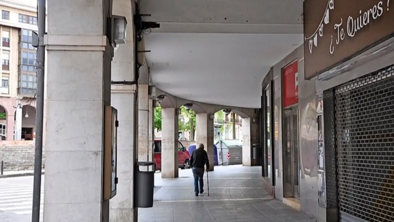Un hombre pasea por los soportales de la Plaza Mayor de Torrelavega. / SD
