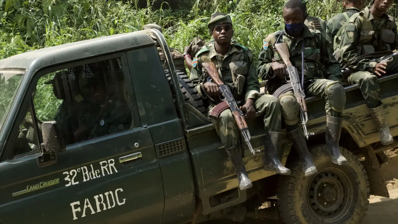 Soldados en un veh&iacute;culo militar en Uganda. EP / Alain Uaykani