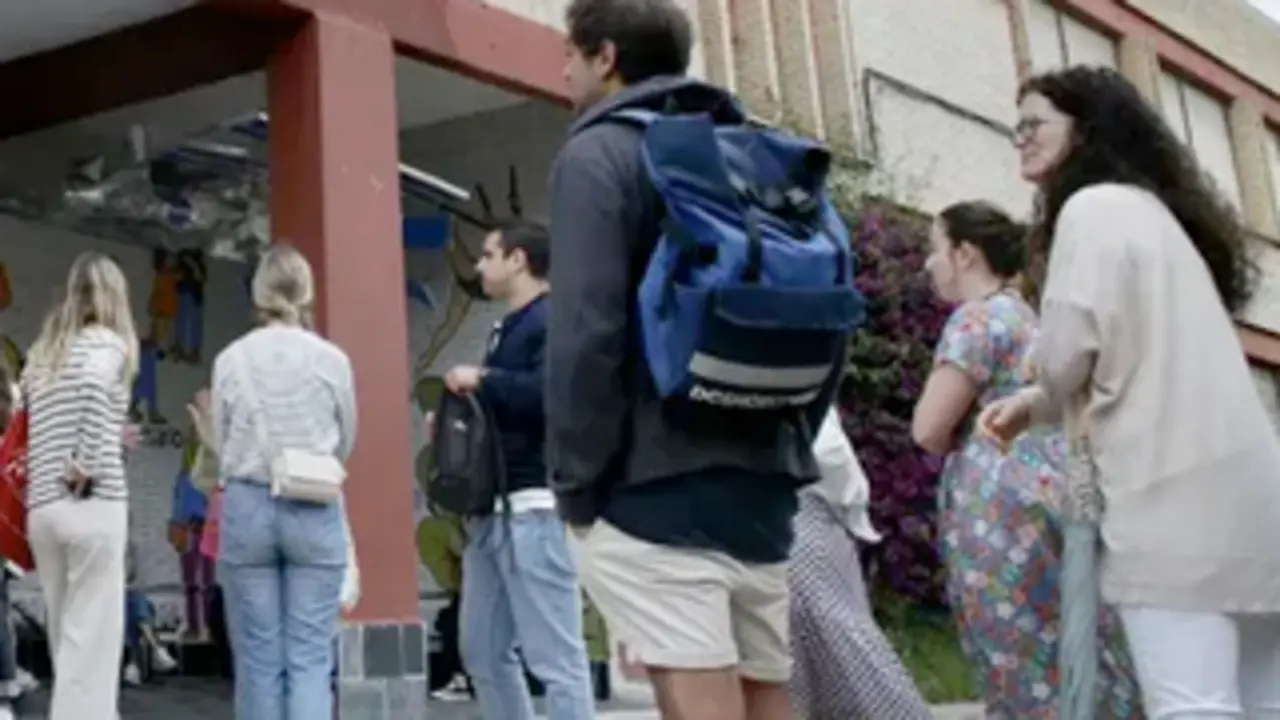 Uno de los centros donde hoy se celebraban los primeros ejercicios de las oposiciones de estabilizaci&oacute;n de Secundaria. / Nacho Romero