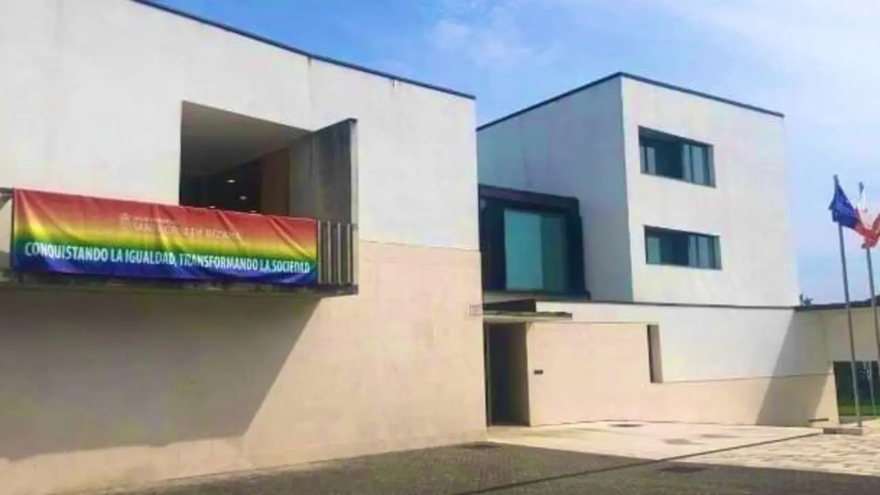 Bandera LGTBI en el Ayuntamiento de Bezana. / PZ
