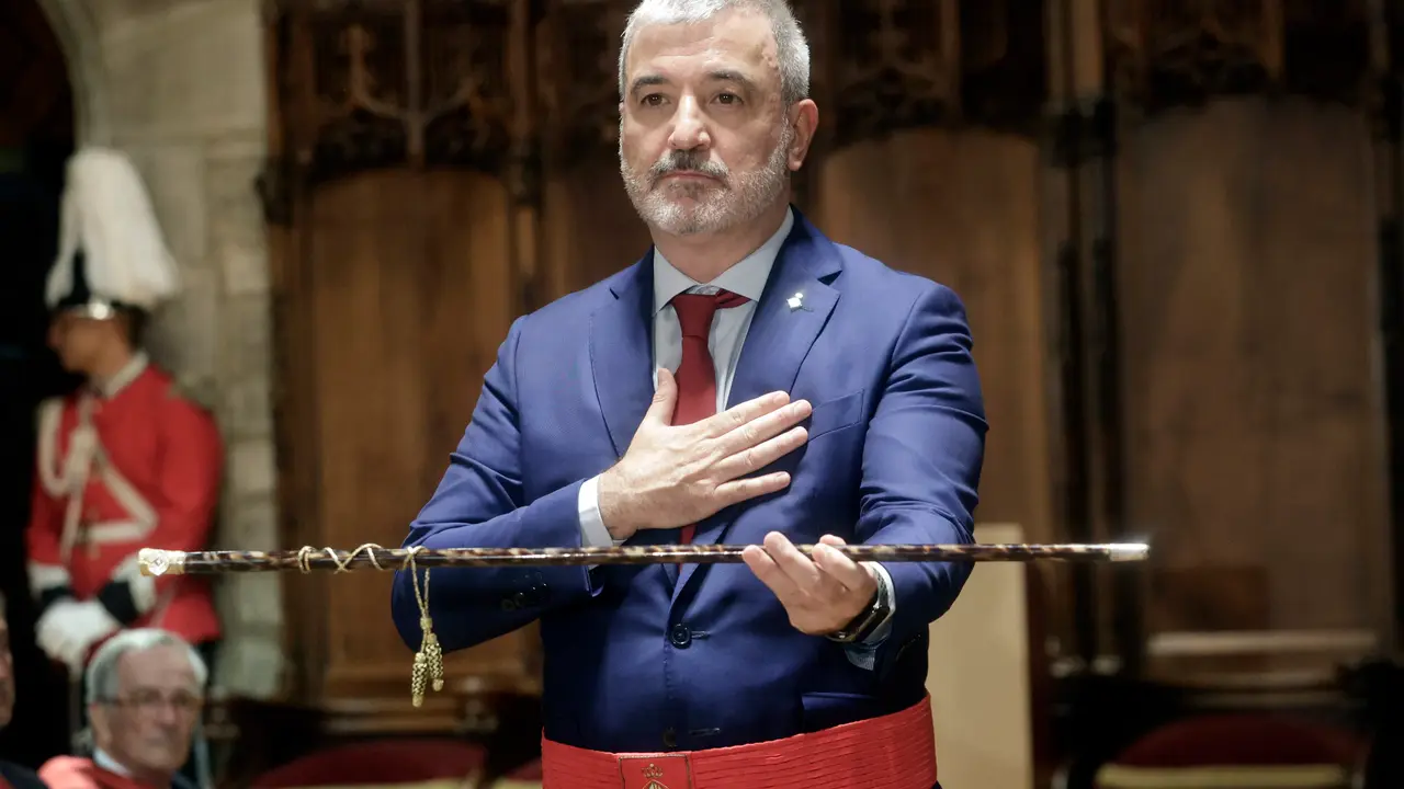 El socialista Jaume Collboni con el bast&oacute;n de mando tras ser elegido nuevo alcalde de Barcelona. / Quique Garc&iacute;a