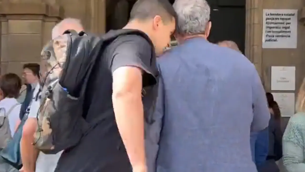 Momento en el que el hombre propina un cabezazo al miembro de Vox. / TW