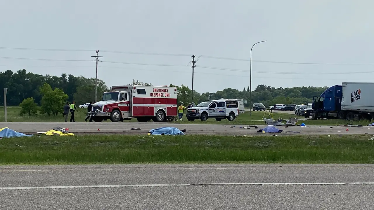 Accidente entre un cami&oacute;n y un microb&uacute;s en el oeste de Canad&aacute;. / Steve Lambert
