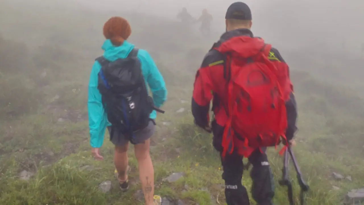 Rescatados dos senderistas en los Collados del As&oacute;n desorientados por la niebla. / 112