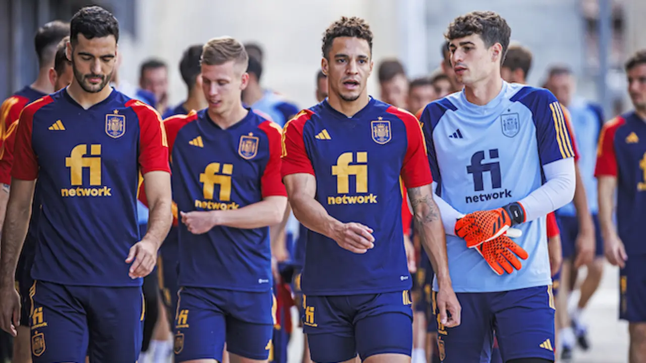 Los jugadores de la selecci&oacute;n espa&ntilde;ola de f&uacute;tbol, (i-d) Mikel Merino, Dani Olmo, Rodrigo y Kepa, antes de un entrenamiento. EFE / Pablo Garc&iacute;a / RFEF.
