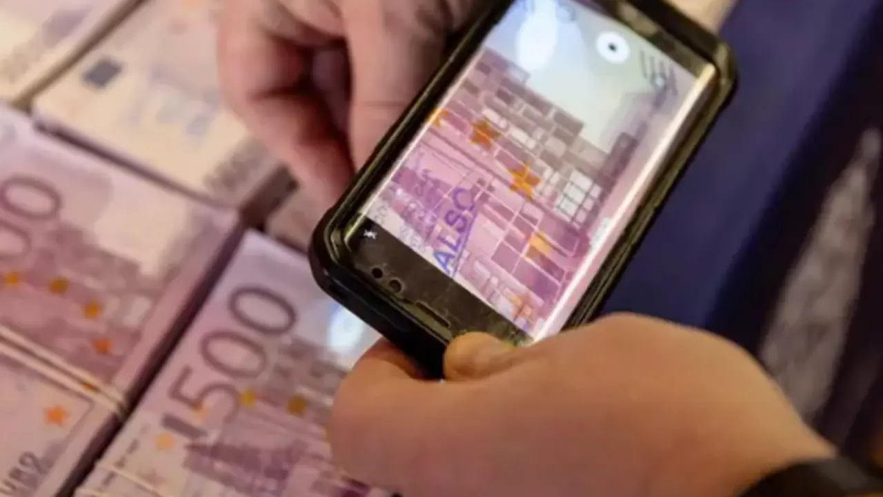 Billetes falsos de 500 euros. / 
- Carlos Luj&aacute;n