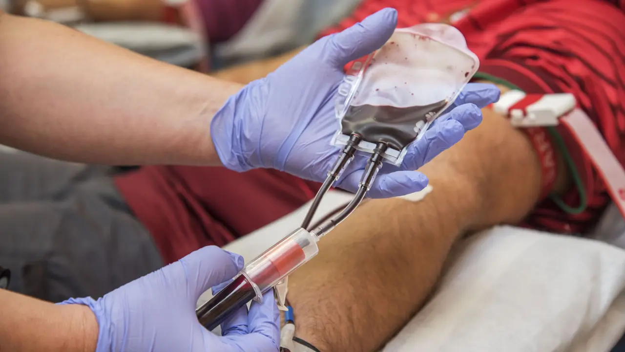 Una persona donando sangre. / EP