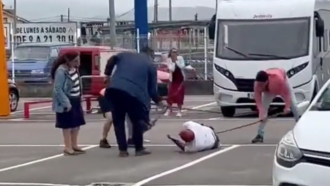 Varias personas agrediendo a otro en el suelo. / TWITTER