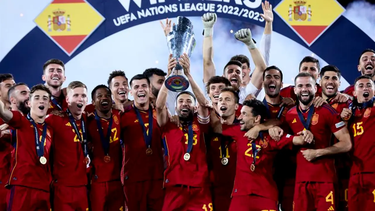 Los jugadores de la selecci&oacute;n espa&ntilde;ola de f&uacute;tbol celebran el titulo, tras la final de la Liga de Naciones disputada este domingo ante Croacia en Rotterdam (Pa&iacute;ses Bajos). / RFEF