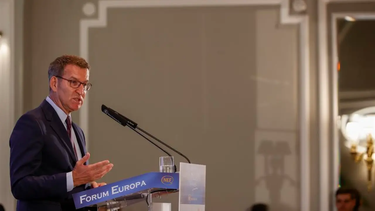 El presidente del PP, Alberto N&uacute;&ntilde;ez Feij&oacute;o, da un discurso mientras protagoniza un desayuno informativo organizado por Nueva Econom&iacute;a F&oacute;rum. EFE / Javier Liz&oacute;n