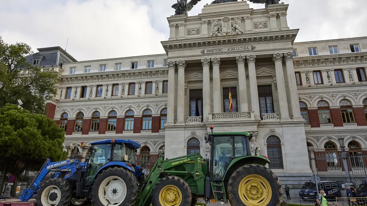 Dos tractores sobre el remolque de un cami&oacute;n, durante una concentraci&oacute;n para que las ayudas a la Pol&iacute;tica Agr&iacute;cola Com&uacute;n (PAC). EP / Jes&uacute;s Hell&iacute;n / Archivo