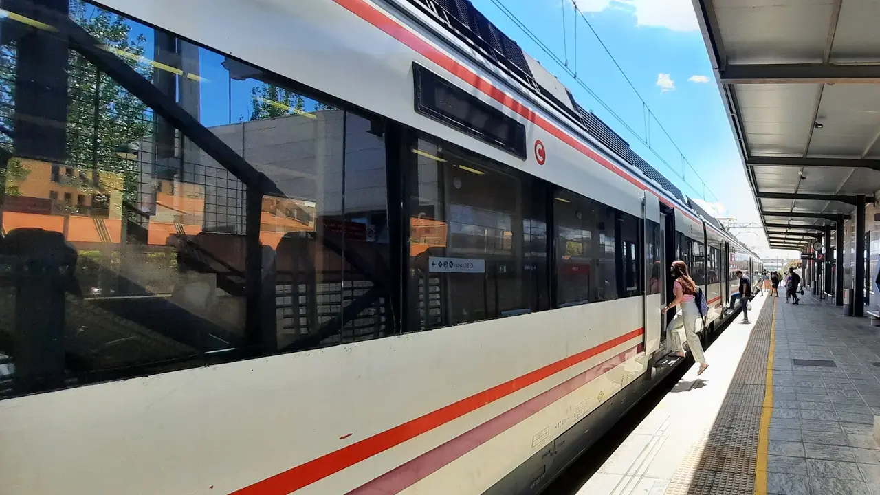Tren de Cercan&iacute;as. / Renfe