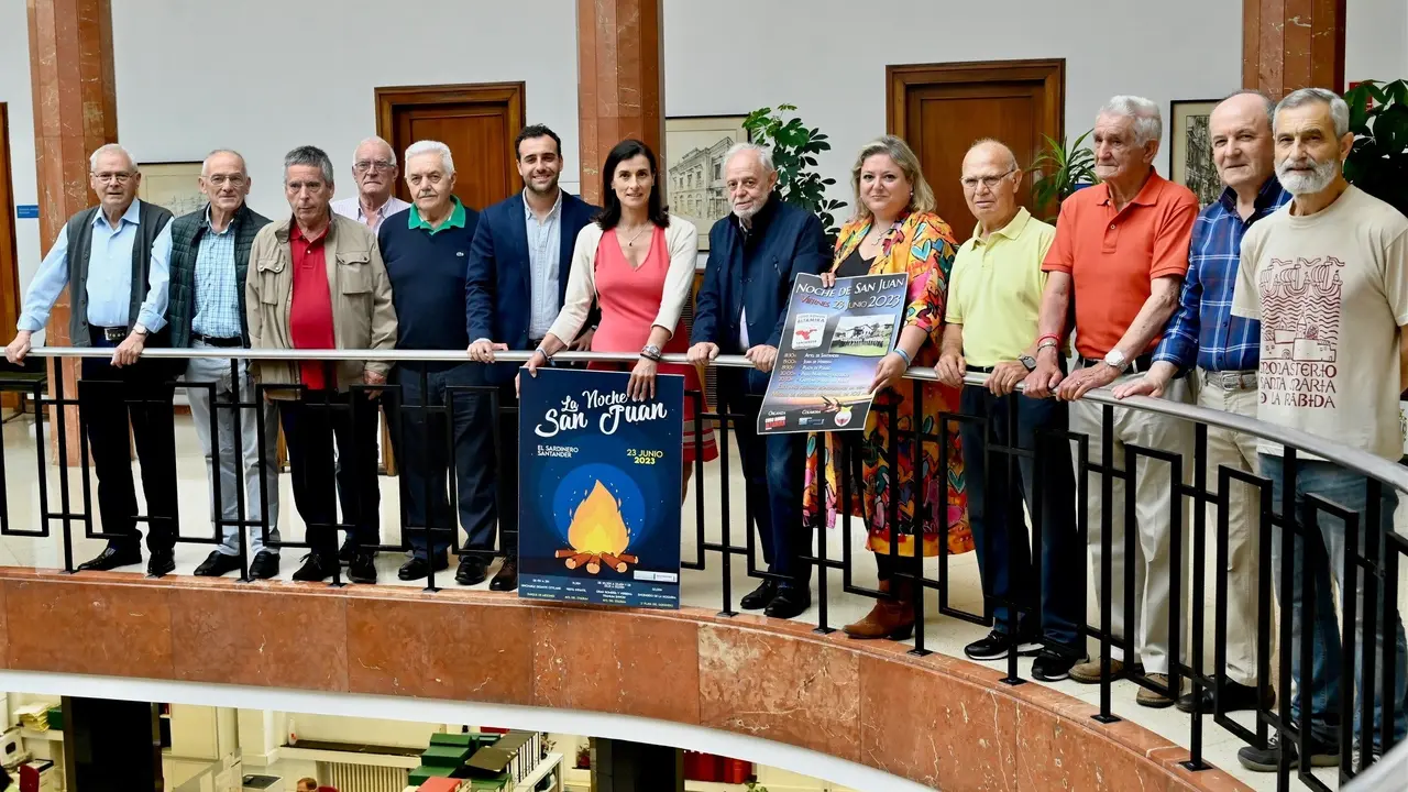 Los integrantes del Coro Ronda Altamira, junto con la alcaldesa de Santander y la concejala de Barrios.