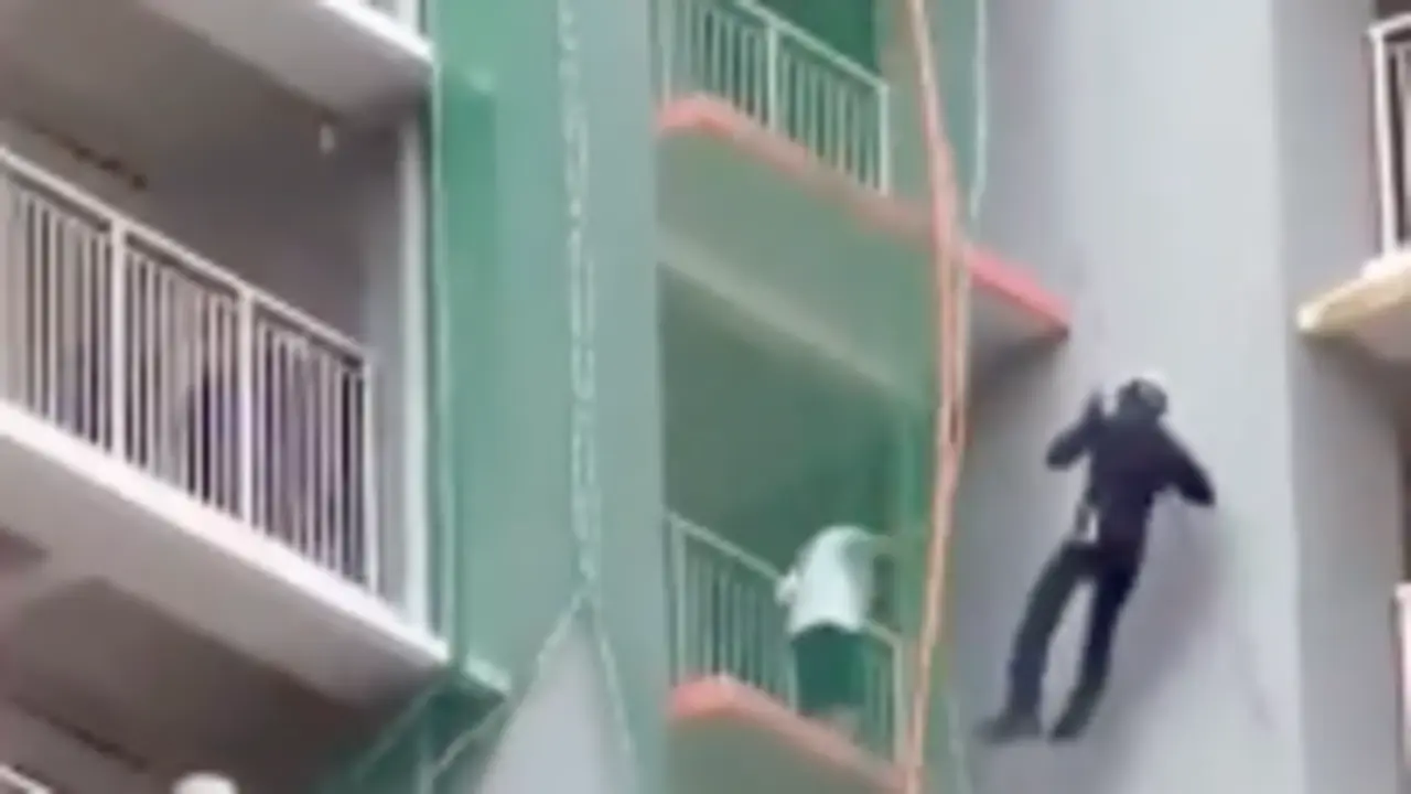Actuaci&oacute;n de los bomberos ante un intento de suicidio. / AC