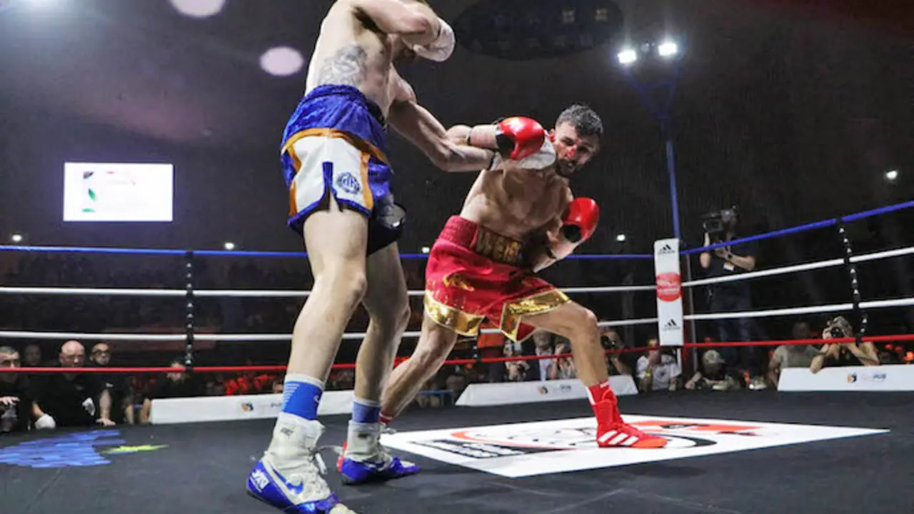 Jon M&iacute;guez durante un combate contra Jordi Weiss./ alerta
