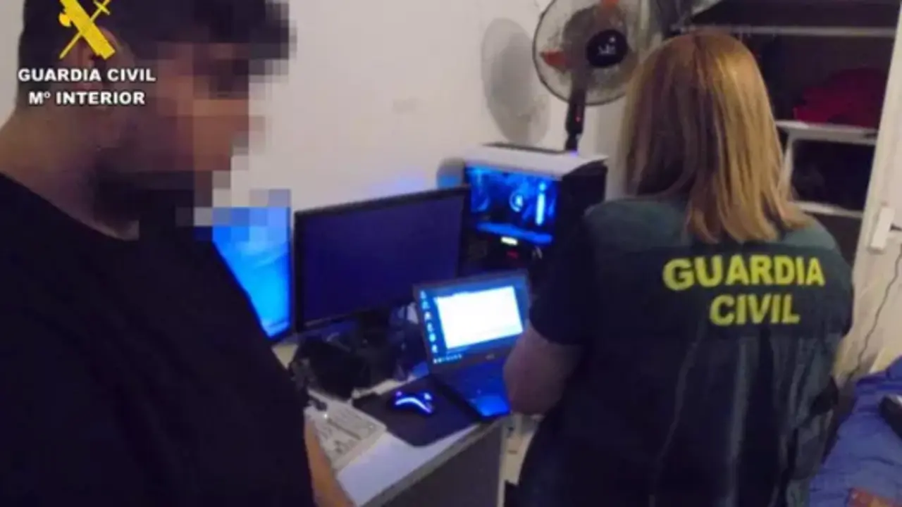 La Guardia Civil registra el ordenador del detenido. / GC