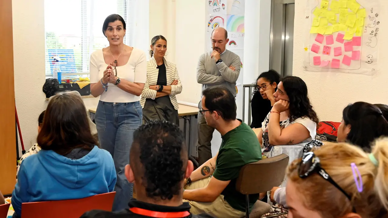 La alcaldesa de Santander, Gema Igual, con menores participantes en el programa 'Albura'. / AS