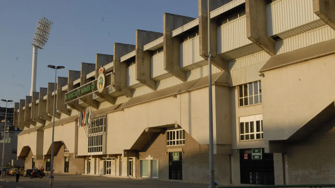 Exterior del estadio del Racing de Santander. / EP