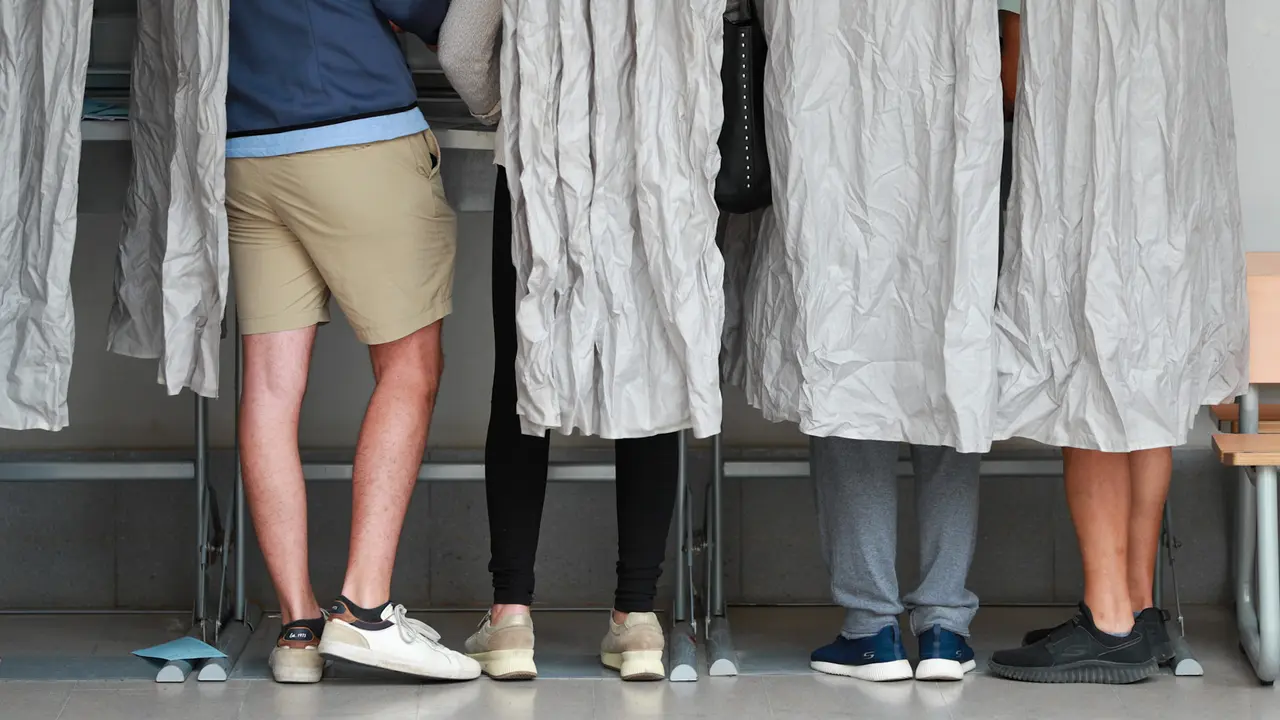 Varias personas ejercen su derecho al voto en el colegio electoral. / Tom&agrave;s Moy&agrave;