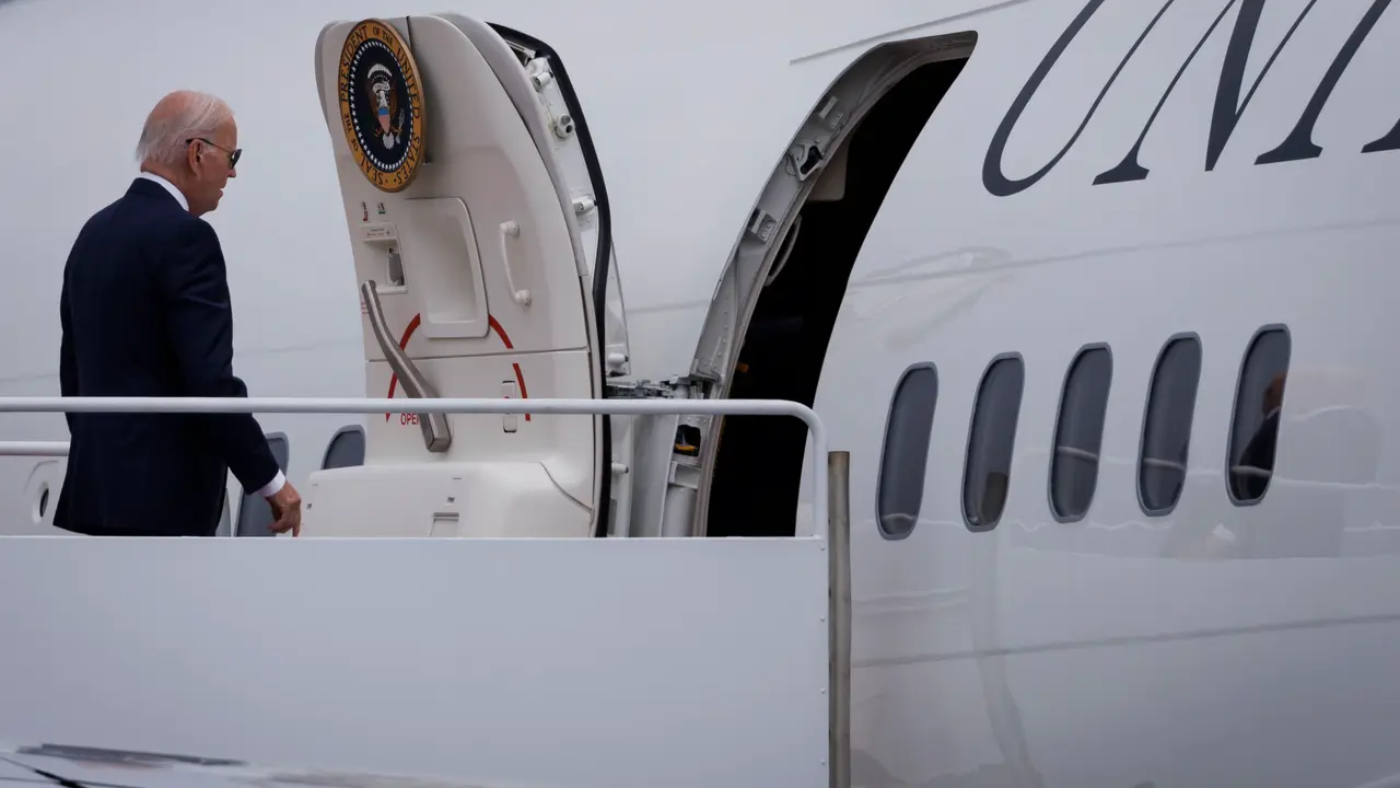 Joe Biden a punto de abordar el avi&oacute;n presidencial, el 'Air Force One'. / Ting Shen
