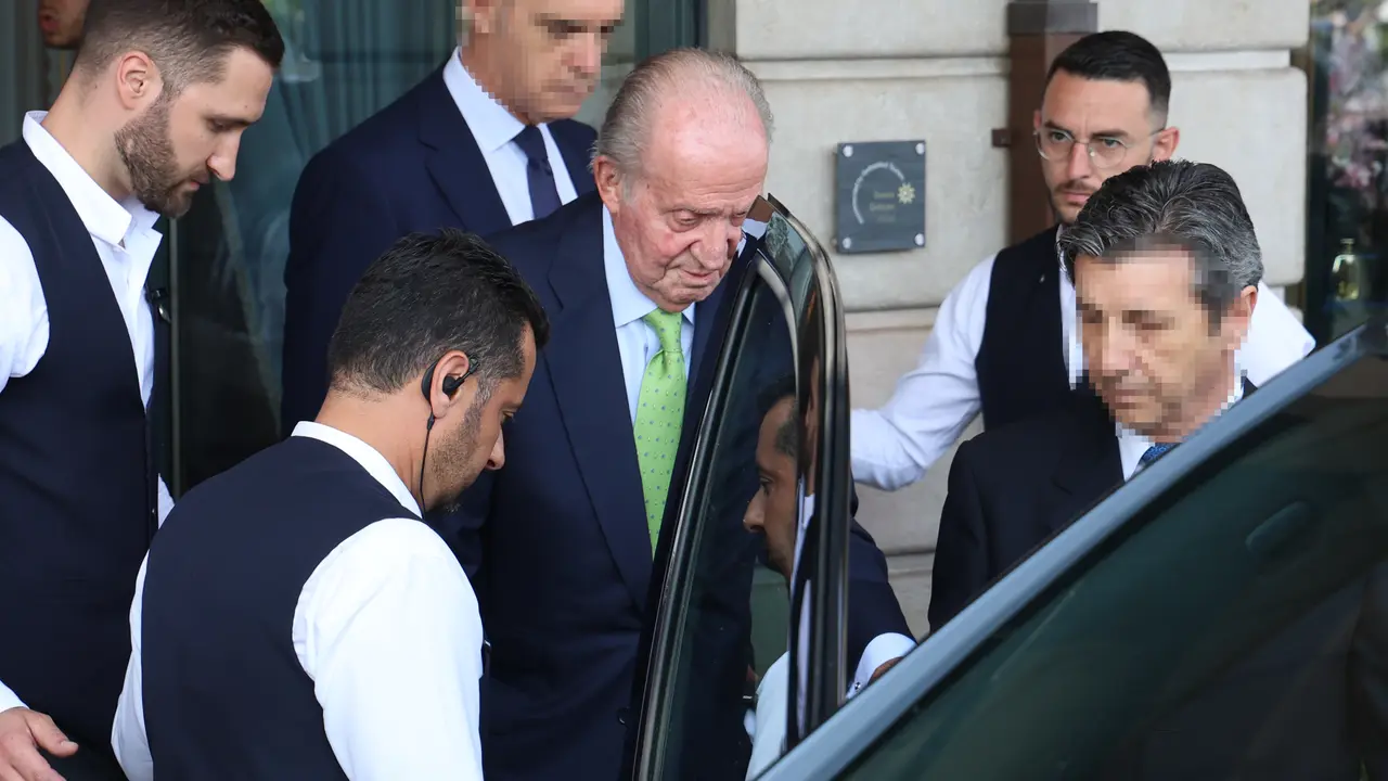 El rey Juan Carlos sale del hotel para dirigirse a la graduaci&oacute;n de Irene Urdangarin. / Ra&uacute;l Terrel