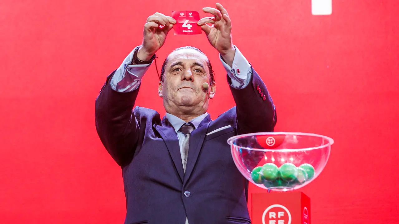 El exfutbolista portugu&eacute;s Paolo Futre durante el sorteo del campeonato nacional de primera divisi&oacute;n en Madrid, este jueves./ Pablo Garc&iacute;a