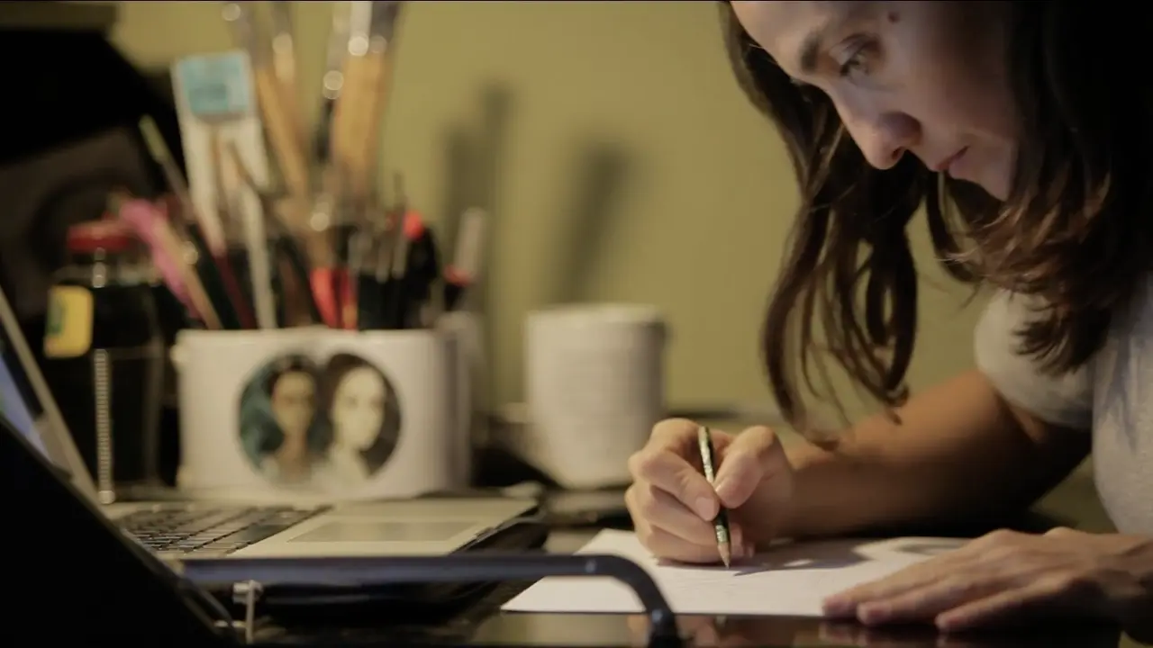 La ilustradora Isabel Ruiz dibujando. / GC